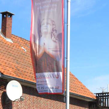 Außenwerbung: Fahne am Mast. Produziert von Trend Werbetechnik aus Uetersen.