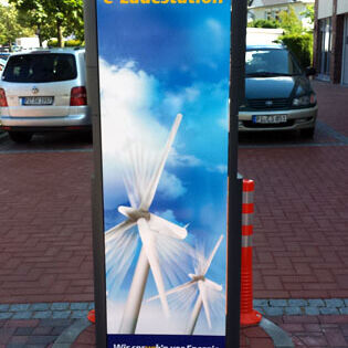 Außenwerbung: Pylon für die Stadtwerke Uetersen. Produziert von Trend Werbetechnik aus Uetersen.